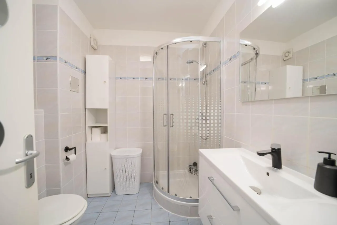 Cozy Apartment Close To The Beach And City Centre Umago